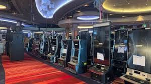 Lucky Twins table display showing live cards, paytable, betting interface, and player chat on qq222